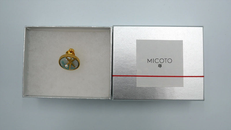〈尊 MICOTO〉 ピンブローチ　BIGBANG　海紋様　白地水色金